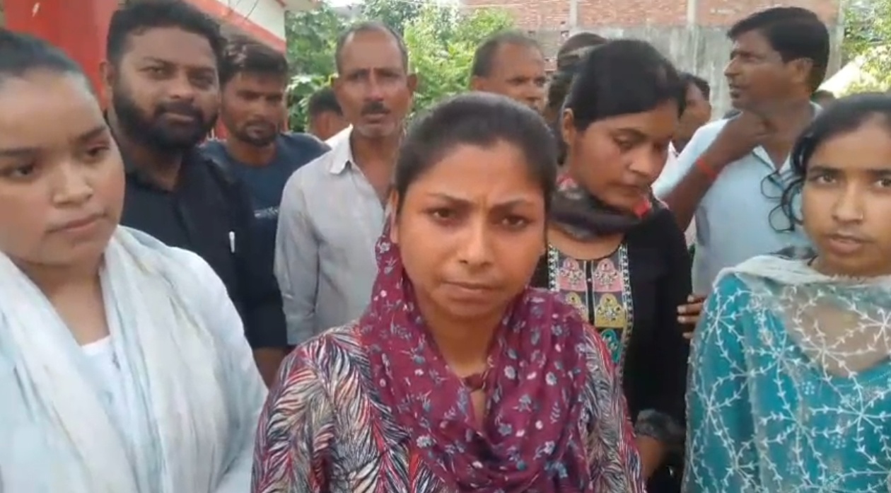 प्रदर्शन करते छात्र छात्राएं