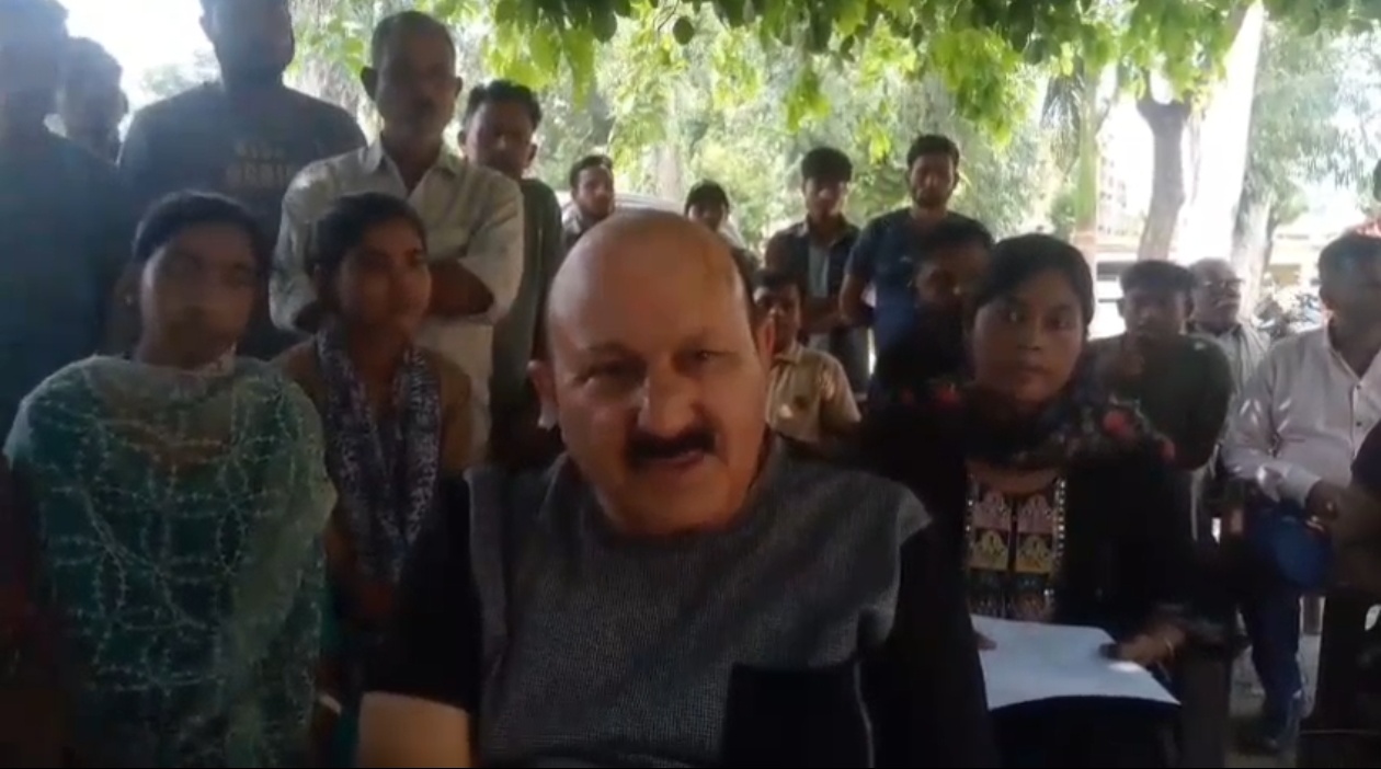बच्चों को दिलासा दिलाते रोमी साहनी l